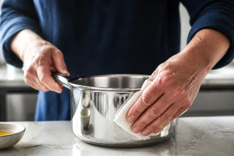 Lustrer une casserole en inox avec de l'huile d'olive pour un éclat quotidien, astuce nettoyer casserole inox.