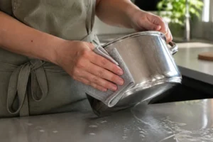 Comment nettoyer une casserole en inox pour la faire briller ?