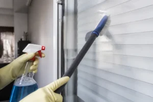 Comment nettoyer votre volet roulant derrière une vitre fixe ?