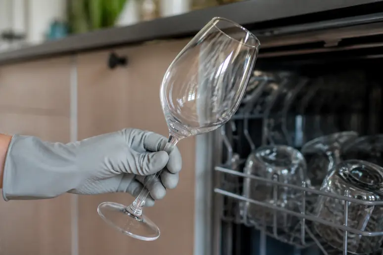 Un verre à vin étincelant, sans traces, témoignage d'un programme lave-vaisselle efficace.