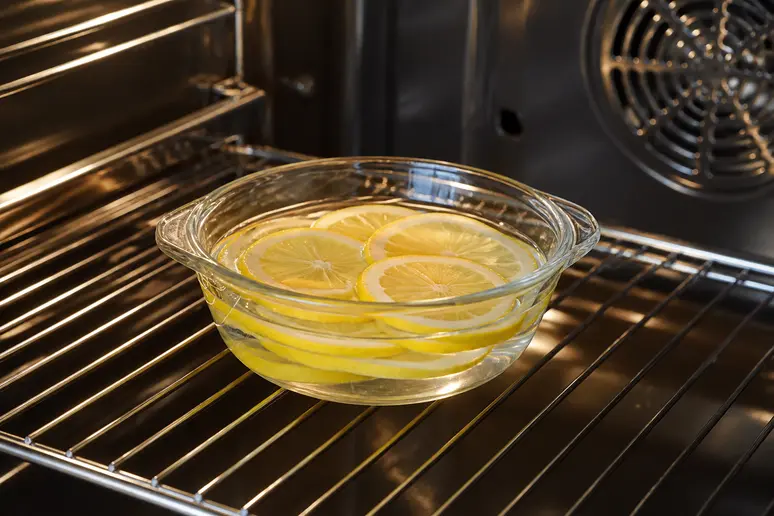 Citrons dans l'eau dans un four pour éliminer les mauvaises odeurs naturellement.