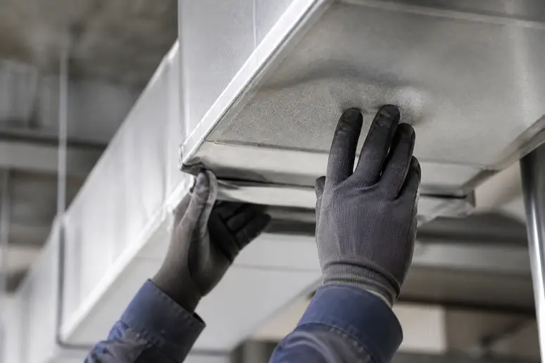 Geste technique de vérification d'une gaine de ventilation pour un dpe local commercial.