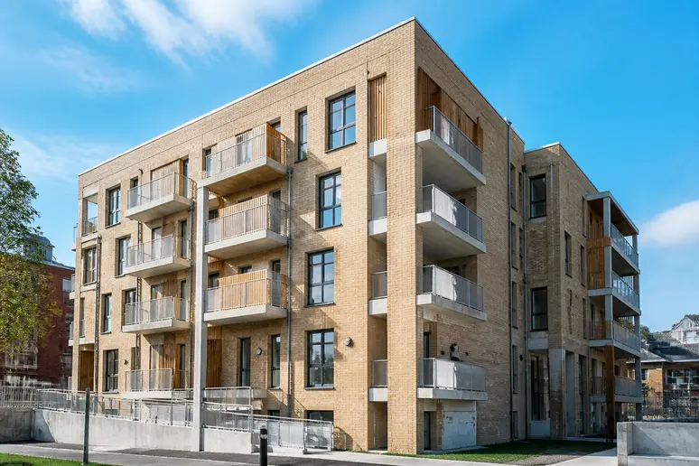 Immeuble résidentiel de logements sociaux avec des balcons en façade