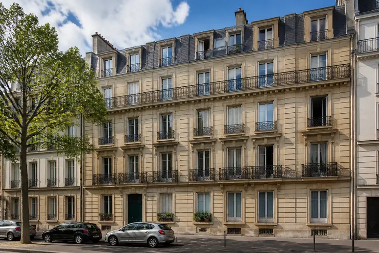 Immeuble collectif résidentiel illustrant les logements en copropriété soumis aux obligations du DPE