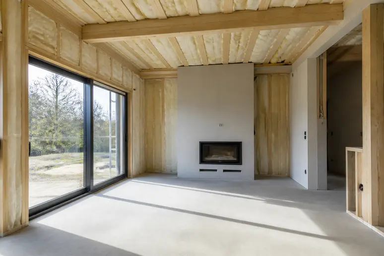 Intérieur d'un logement neuf prêt pour la remise du dpe maison neuve