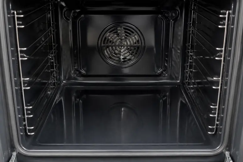 Intérieur d'un four pyrolyse impeccable, témoignage d'un four qui se nettoie tout seul efficacement.
