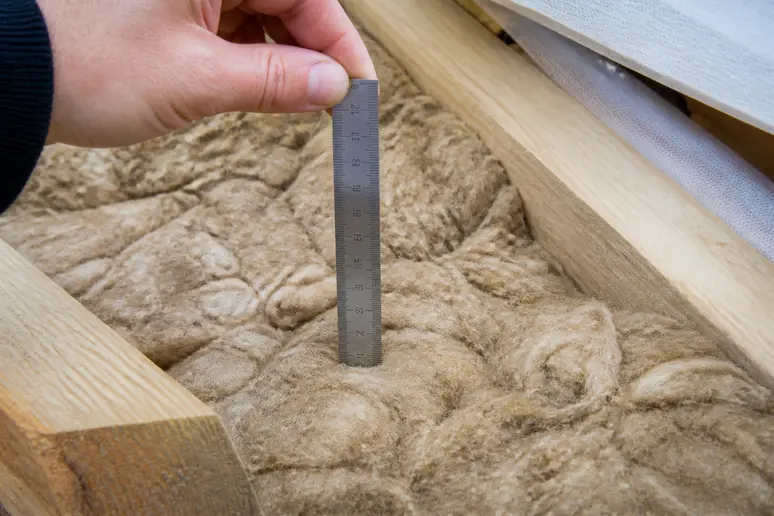 Mesure de l'épaisseur d'un isolant naturel en fibre de bois pour évaluer sa résistance thermique