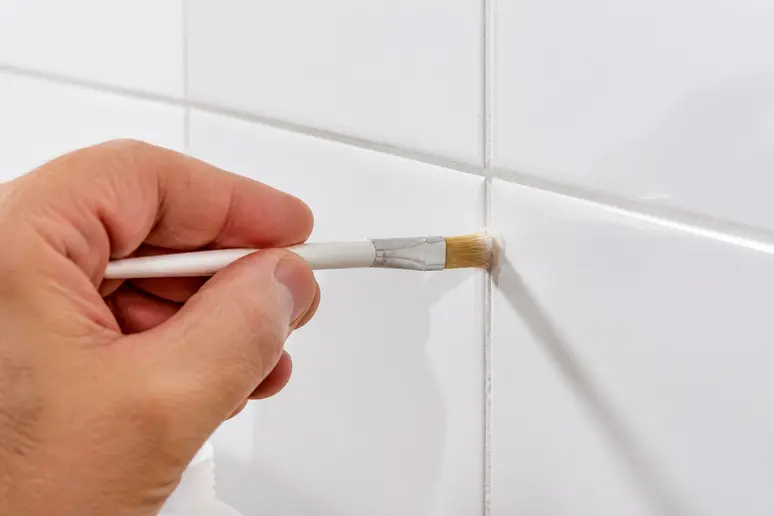 Application au pinceau d'un produit hydrofuge pour protéger et imperméabiliser un joint de carrelage