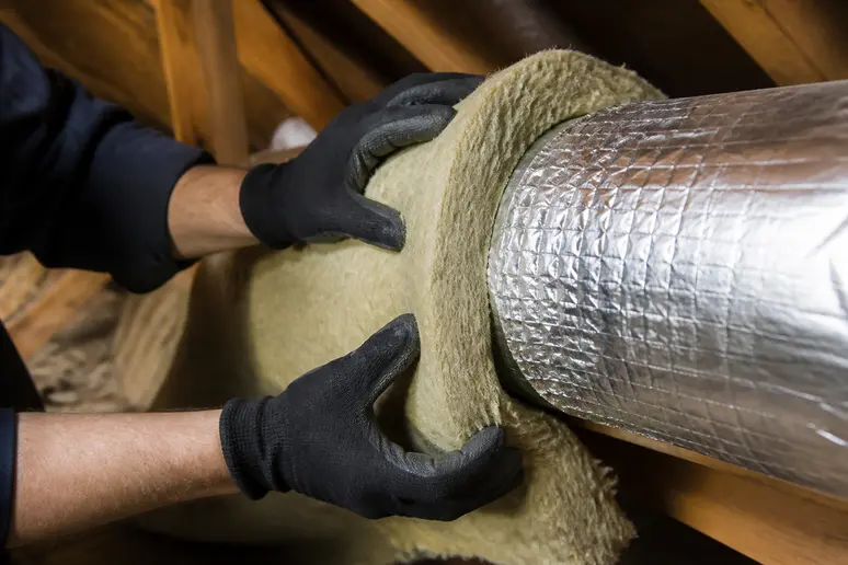 Isolation d'une gaine VMC dans les combles pour prévenir la condensation d'humidité.