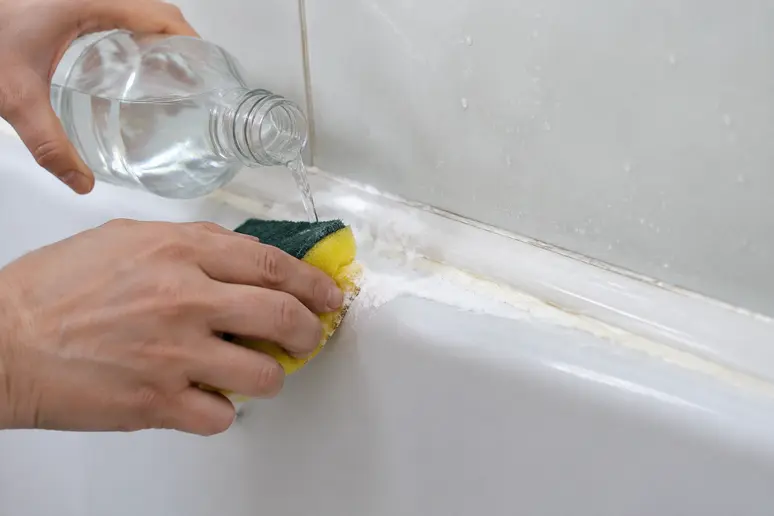 Application de bicarbonate pour blanchir un joint silicone jauni dans la salle de bain