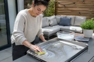 Découvrez comment nettoyer une plancha inox facilement après chaque utilisation sans rayer le revêtement.