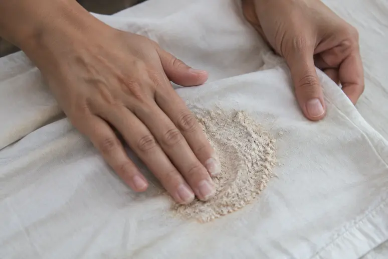 Poudre de terre de Sommières appliquée à sec sur une tache de crème solaire tenace
