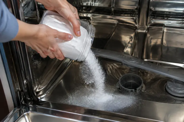 Verser du bicarbonate de soude au fond de la cuve vide du lave-vaisselle