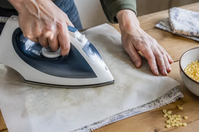 Fabrication d un tissu cire d abeille fait maison avec un fer et du papier sulfurise