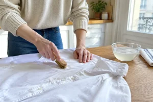 Comment enlever tache sur chemise blanche avec un mélange naturel sur une table en bois