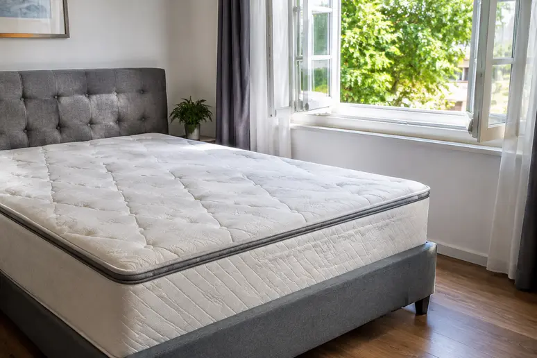 Matelas aéré près d'une fenêtre lumineuse pour un séchage rapide et sans trace après un nettoyage